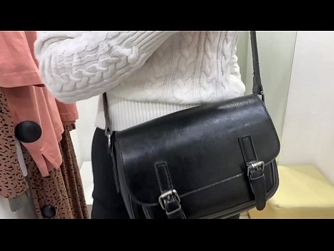 ❤️ فٹنگ روم میں ڈلڈو کے ساتھ نوجوان کتیا فیرل بیری کی عوامی مشت زنی ❤️ مقعد فحش  ❌❤